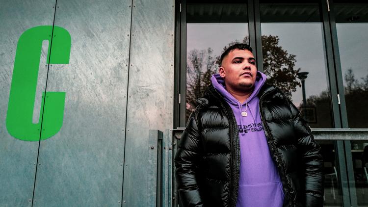 Det er et oplagt greb at lade rapperen Branco vise rundt på blokken i Albertslund, hvor han voksede op. Men TV 2's nye dokumentarserie lader en del tilbage at ønske.  Foto: Jacob Jorp Hansen/TV 2