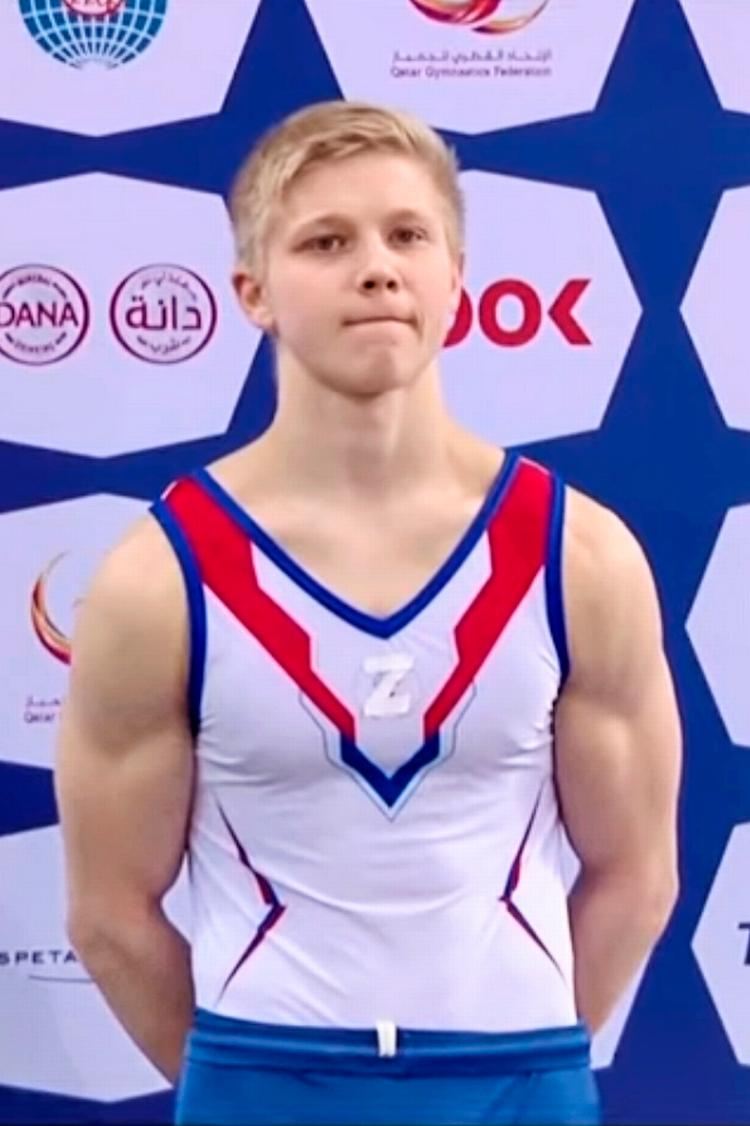 Den 20-årige russiske gymnast Ivan Kuliak står foran en disciplinærsag, efter at han lørdag optrådte med 'Z' på tøjet som støtte til Putins krig. Principielt deltog han som neutral atlet. Foto: Skærmbillede Euronews