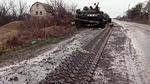 En efterladt russisk kampvogn ses uden for byen Mariupol i det sydlige Ukraine. Røde Kors har fundet miner på de veje, der ellers var tænkt som evakueringskorridorer ud af den omringede by. Foto: Handout/Ritzau Scanpix