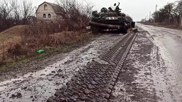 En efterladt russisk kampvogn ses uden for byen Mariupol i det sydlige Ukraine. Røde Kors har fundet miner på de veje, der ellers var tænkt som evakueringskorridorer ud af den omringede by. Foto: Handout/Ritzau Scanpix