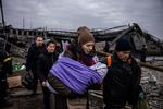Kyiv-forstaden Irpin blev mandag udsat for nye bombardementer efter tre dage uden strøm, vand og varme.  Nogle flygtninge blev angrebet, andre skulle føres til Rusland.  Foto: Dimitar Dilkoff/Ritzau Scanpix