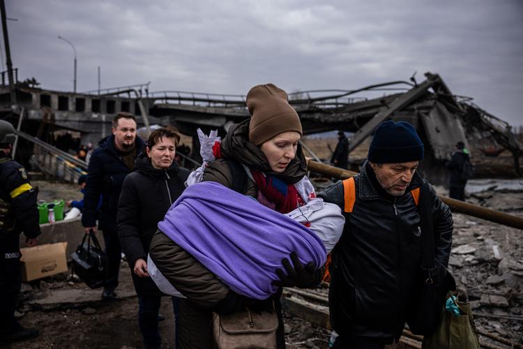 Kyiv-forstaden Irpin blev mandag udsat for nye bombardementer efter tre dage uden strøm, vand og varme.  Nogle flygtninge blev angrebet, andre skulle føres til Rusland.  Foto: Dimitar Dilkoff/Ritzau Scanpix