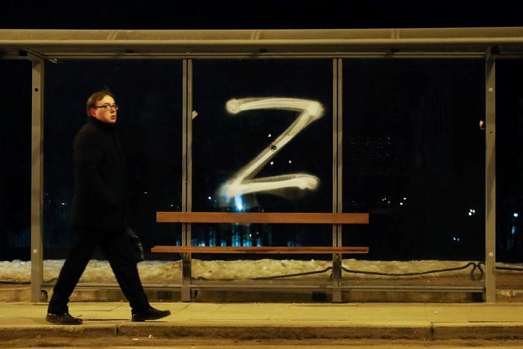 I Sankt Petersborg går en mand  forbi bogstavet Z ved et busstop. Bogstavet er blevet et symbol på støtte til den russiske invasion af Ukraine. Foto: Staff/Ritzau Scanpix