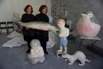 Tvillingesøstrene Maria og Natalia Petschatnikos udstilling 'Fragile' er blevet sløjfet af Horsens Kommune, alene fordi de to har russiske rødder. Her ses de i deres atelier i Berlin. Foto: PR-foto/Viborg Kunsthal