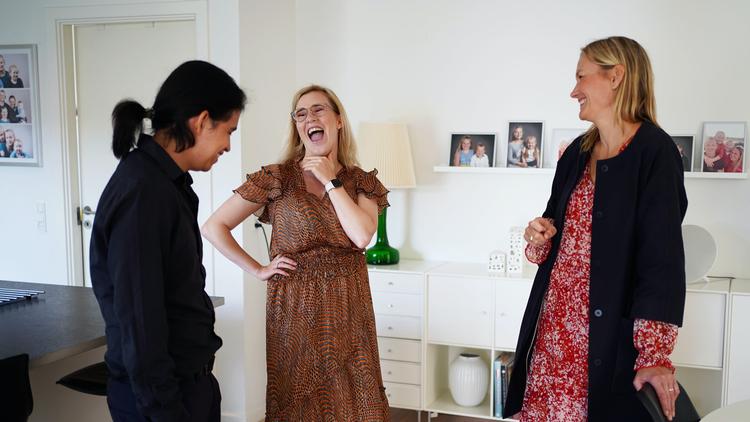 Praktisk eller romantisk? Eduardo og Julie er ret uenige om, hvad der er et godt hjem. Foto: TV 2