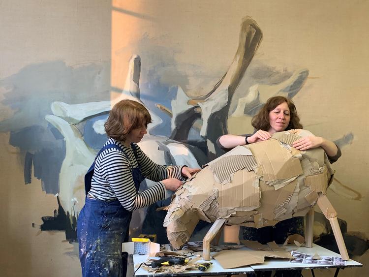 Tvillingesøstrene Maria &amp; Natalia Petschatnikov har tidligere udstillet på Viborg Kunsthal. Her ses de i deres atelier i Berlin. Foto: Pr-foto