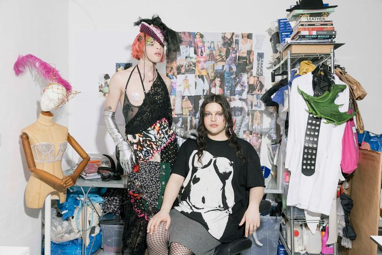 Tøjdesigner Alecsander Rothschild - her med modellen Proxy Server (stående) - er en af dem, der er repræsenteret i den nye galleributik Morph på Nørrebro.  Foto: Katrine Hørup Noer