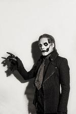 Han ser farlig ud, altmuligmanden i Ghost, Tobias Forge. Men han er også en forrygende popsnedker i corpsepaint. Foto: Jimmy Hubbard