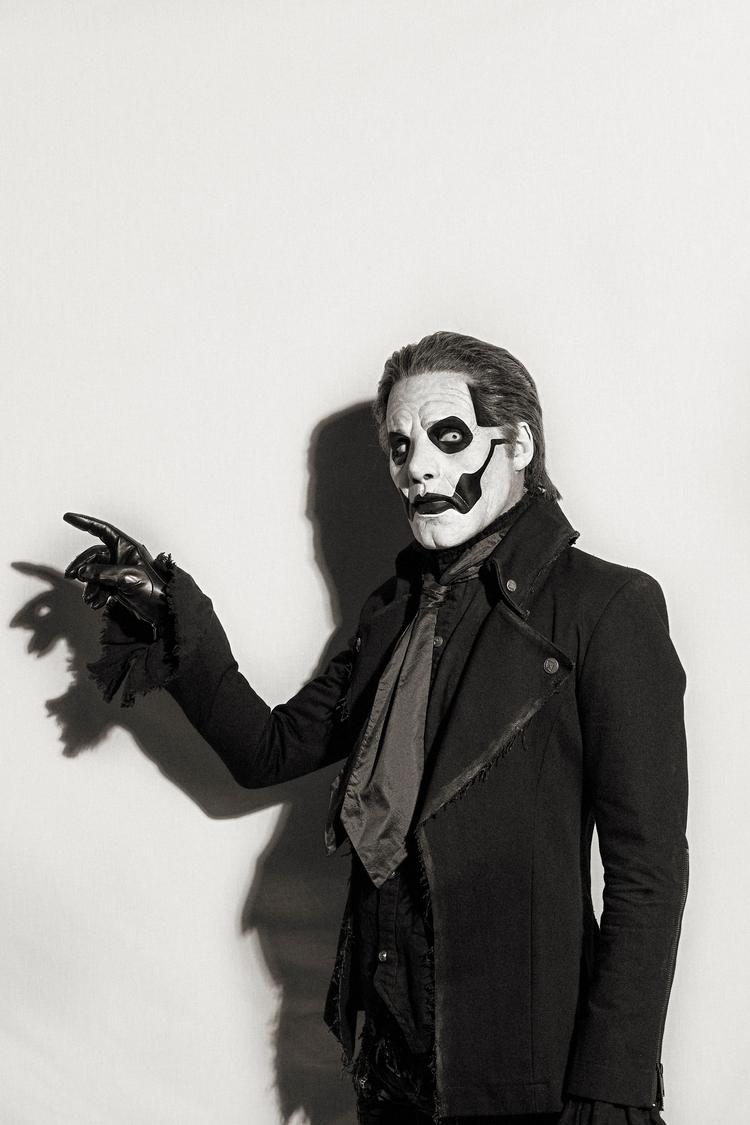 Han ser farlig ud, altmuligmanden i Ghost, Tobias Forge. Men han er også en forrygende popsnedker i corpsepaint. Foto: Jimmy Hubbard