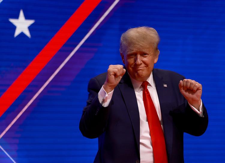     ORLANDO, FLORIDA - FEBRUARY 26: Former U.S. President Donald Trump gestures during the Conservative Political Action Conference (CPAC) at The Rosen Shingle Creek on February 26, 2022 in Orlando, Florida. CPAC, which began in 1974, is an annual political conference attended by conservative activists and elected officials. Joe Raedle/Getty Images/AFP == FOR NEWSPAPERS, INTERNET, TELCOS &amp; TELEVISION USE ONLY ==   Foto: Joe Raedle/Ritzau Scanpix