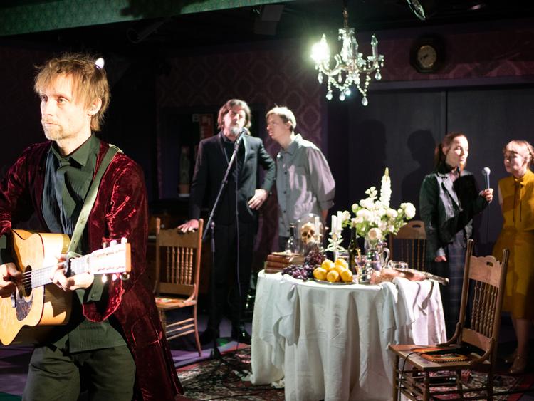 Tue West og konsorter formår at aktualisere et par håndfulde af William Shakespeares udødelige sonetter, så udødeligheden ikke går fløjten.  Pr-foto Mikkel Dysted