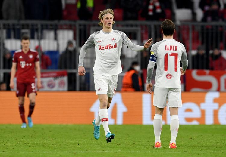 Selv om han er højrebenet, var det med venstrebenet Maurits Kjærgaard hamrede bolden forbi Manuel Neuer i tirsdagens Champions League-kamp mod Bayern München. Foto: Andreas Gebert/Ritzau Scanpix
