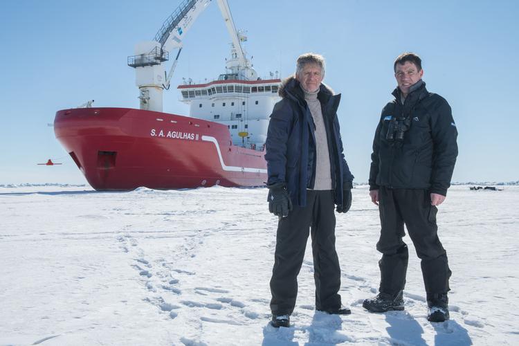 Billedet viser ekspeditionslederne Menson Bound og John Shears på Antarktis med SA Agulhas II i baggrunden. Foto: Esther Horvath/Ritzau Scanpix