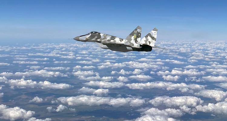 Ukraine råder over et mindre antal MIG-29 kampfly, men Vesten tør ikke sende tilsvarende fly nu. Tilgengæld følge overvågningsfly fra Nato, USA og Storbritannien nøje krigen fra positioner i luftrummet blandt andet over Polen. Formentlig ender oplysninger om russiske fly og troppebevægelser hos det ukrainske forsvar.  Foto: Ukraine's Air Force Command/Ritzau Scanpix