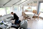 I et sommerhus som her eller i et lille hus med elvarme kan luft til luft varmepumper være en glimrende varmekilde. Men pumpen kan ikke sende varme ind i andre rum. Sommerhuset i Rørvig fik sat varmepumpen op i 2013 med støtte fra boligjobordningen. Foto: Joachim Adrian