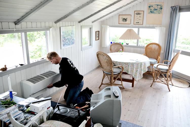 I et sommerhus som her eller i et lille hus med elvarme kan luft til luft varmepumper være en glimrende varmekilde. Men pumpen kan ikke sende varme ind i andre rum. Sommerhuset i Rørvig fik sat varmepumpen op i 2013 med støtte fra boligjobordningen. Foto: Joachim Adrian