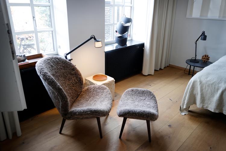 Hvis du booker et ophold på et af Vipps fem små hoteller, kan du forvente at skulle overnatte i et univers af Vipp-produkter og generelle design-klassikere. Foto: Jens Dresling
