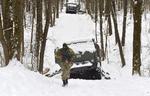 En ukrainsk soldat går forbi et destrueret, russisk militærkøretøj tæt ved Ukraines næststørste by, Kharkiv. Foto: Sergey Bobok/Ritzau Scanpix
