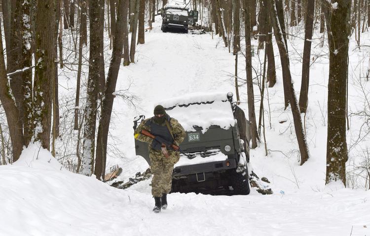 En ukrainsk soldat går forbi et destrueret, russisk militærkøretøj tæt ved Ukraines næststørste by, Kharkiv. Foto: Sergey Bobok/Ritzau Scanpix