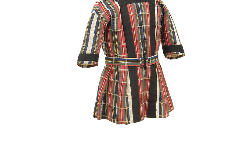 Barnekjole fra cirka 1867. »Den er syet til Alf på tre-fire år, som er ved at blive en stor dreng, men ikke så stor, at han skal have matrostøj på. Han er skingrende moderne i barnekjolen, som han har haft sorte bukser under, for den er skotskternet. Efter dronning Victoria i England erhvervede sig Balmoral Castle i Skotland/MO​, kommer tern på mode, og selv til bal kunne man komme i skotskternet. Det er på denne tid, at England begynder at være førende, når det gælder herremode«. MVP Foto: Nationalmuseet. Foto: Roberto Fortuna og Peter Danstrøm