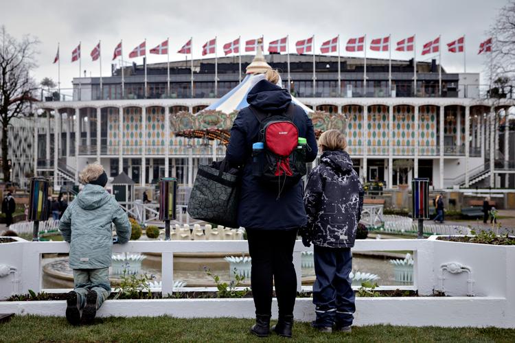 Det er slut med coronapas og mundbind i Tivoli, men forlystelseshaven regner alligevel med, at også 2022 vil byde på underskud.  Foto: Marius Renner