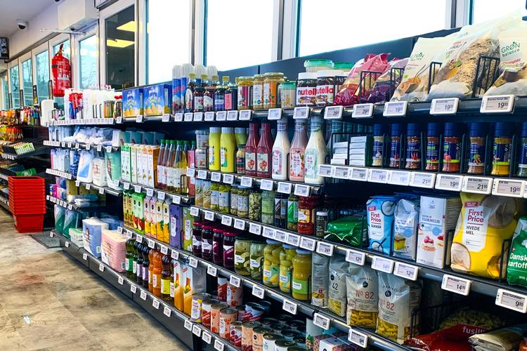 Der kommer omkring 500 forskellige varer på hylderne i Let-Købs nye ubemandede butikker. Foto: PR