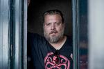 Nicolas Bro voksede op blandt skuespillere - hans forældre, moster, faster, onkel og fætter var alle skuespillere. Men selv drømte han at drømme om at blive kunstmaler og rockmusiker, inden han alligevel søgte ind på teaterskolen. Foto: Linda Johansen