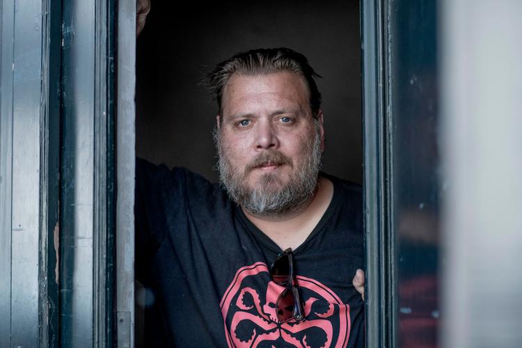 Nicolas Bro voksede op blandt skuespillere - hans forældre, moster, faster, onkel og fætter var alle skuespillere. Men selv drømte han at drømme om at blive kunstmaler og rockmusiker, inden han alligevel søgte ind på teaterskolen. Foto: Linda Johansen