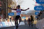 Tadej Pogacar er suveræn vinder af 4. etape i Tirreno-Adriatico, mens Jonas Vingegaard (t.h.) ser sig over skulderen for at sikre sig, at ingen kan true hans andenplads. (Foto: LaPresse) 