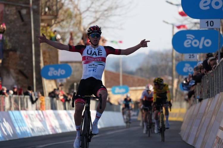 Tadej Pogacar er suveræn vinder af 4. etape i Tirreno-Adriatico, mens Jonas Vingegaard (t.h.) ser sig over skulderen for at sikre sig, at ingen kan true hans andenplads. (Foto: LaPresse) 