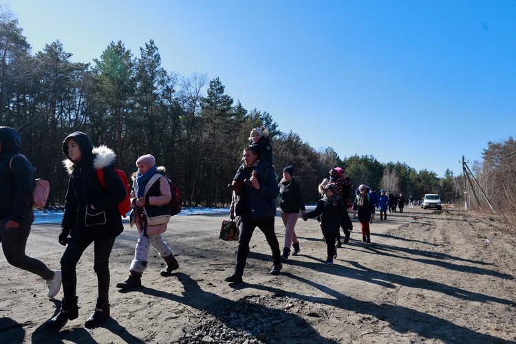 Ukrainere går langs vejen i Vyshgorod regionen i nærheden af Kyiv i går.  Foto: Serhii Nuzhnenko/Ritzau Scanpix