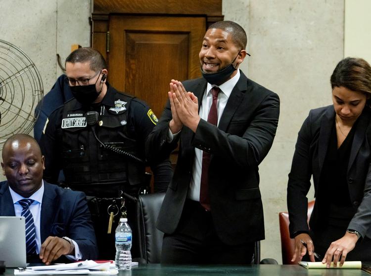 Jussie Smollett i samtale med dommer James Linn, efter dommen var afsagt.  Foto: Pool/Ritzau Scanpix