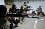 Ukrainske soldater i Kyiv træner i en garage under jorden, der er blevet omdannet til militær trænings- og logistikbase.  Foto: Sergei Supinsky/Ritzau Scanpix