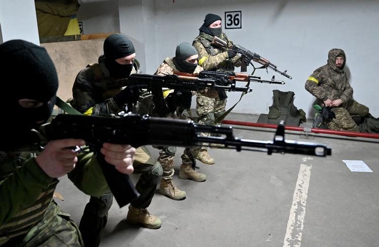 Ukrainske soldater i Kyiv træner i en garage under jorden, der er blevet omdannet til militær trænings- og logistikbase.  Foto: Sergei Supinsky/Ritzau Scanpix