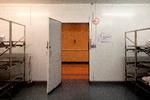 Coronaepidemien skabte i perioder ekstra travlhed i kapellet på Hvidovre Hospital. Billedet af fra kølerummet, hvor afdøde placeres. Foto: Peter Hove Olesen