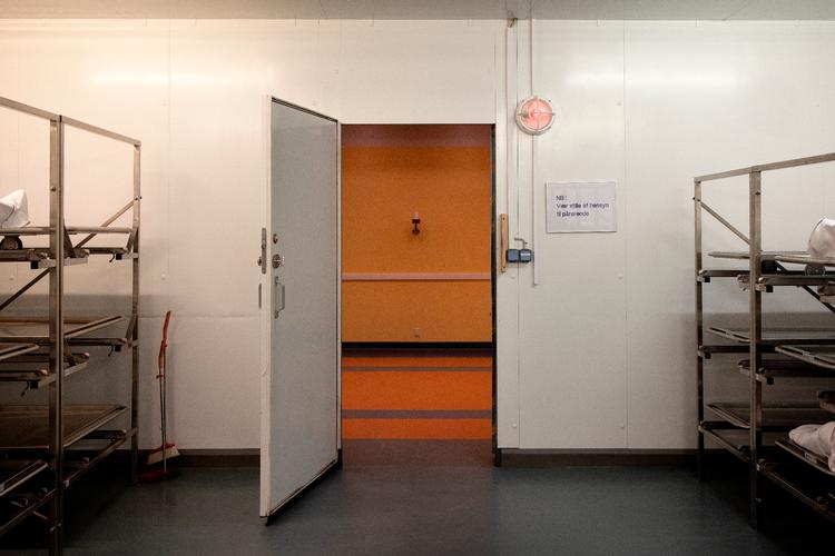 Coronaepidemien skabte i perioder ekstra travlhed i kapellet på Hvidovre Hospital. Billedet af fra kølerummet, hvor afdøde placeres. Foto: Peter Hove Olesen