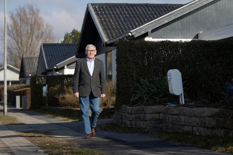 Tidligere energiminister Poul Nielson er en af de parcelhusejere, der gerne vil udskifte gasfyret med fjernvarme. Han efterlyser en hurtig plan.  Foto: Finn Frandsen