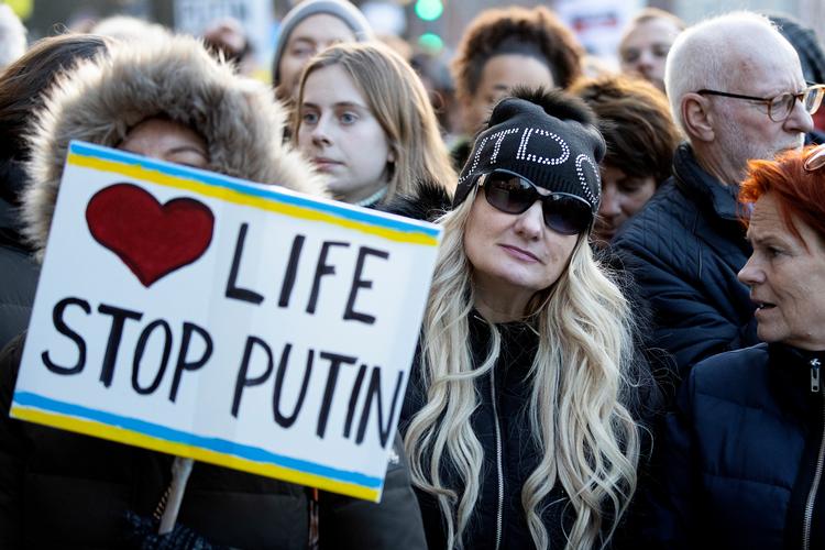 Vreden over Ruslands invasion af Ukraine og støtten til ukrainerne er stor. 27. februar deltog omkring 10.000 mennesker i en demonstration foran Ruslands ambassade i København.  Foto: Finn Frandsen