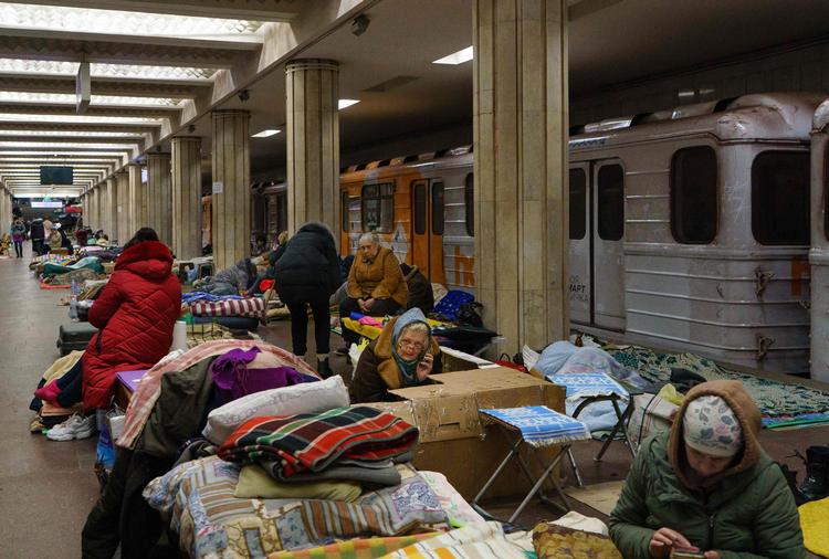 Beboere søger i sikkerhed i metroen i Kharkiv. Billedet er fra i torsdags.  Foto: Emre Caylak/Ritzau Scanpix