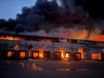 Et lagerhus til opbevaring af frosne fødevarer i regionen Kyiv brød i brand lørdag som følge af beskydning, lyder det fra den ukrainske beredskabstjeneste (SES).  Foto: State Emergency Service/Ritzau Scanpix
