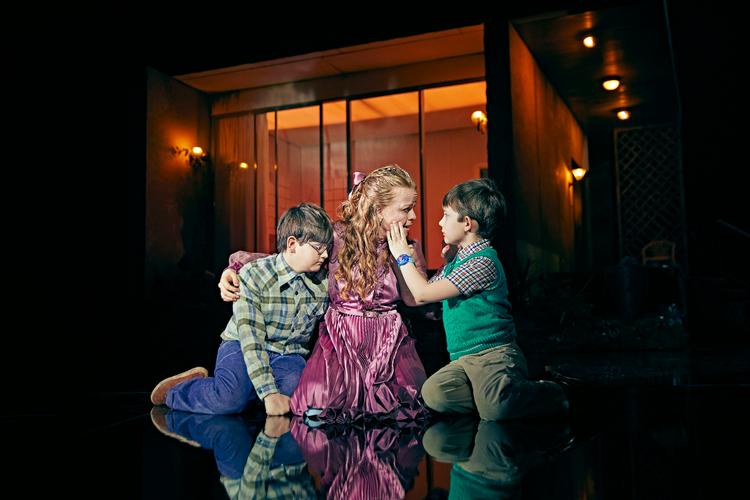 Børnene er for en gangs skyld at se på tragediens nutidsrealisme-scene som den frygtelige indsats, Medea  (signe Egholm Olsen) er klar til at ofre. Foto: Emilia Therese. Foto: Emilia Therese