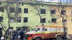 En ambulance er ankommet til det ødelagte børnehospital i Mariupol, som blev bombarderet onsdag 9. marts. Senere gik billeder af den ukrainske blogger Mariana Vishegirskaya verden rundt, da hun højgravid forlad hospitalet.  Foto: Ukraine Military/Ritzau Scanpix