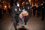 Politi anholder antikrigs-demonstranter den 3. marts i Moskva i Rusland. Foto: -/Ritzau Scanpix