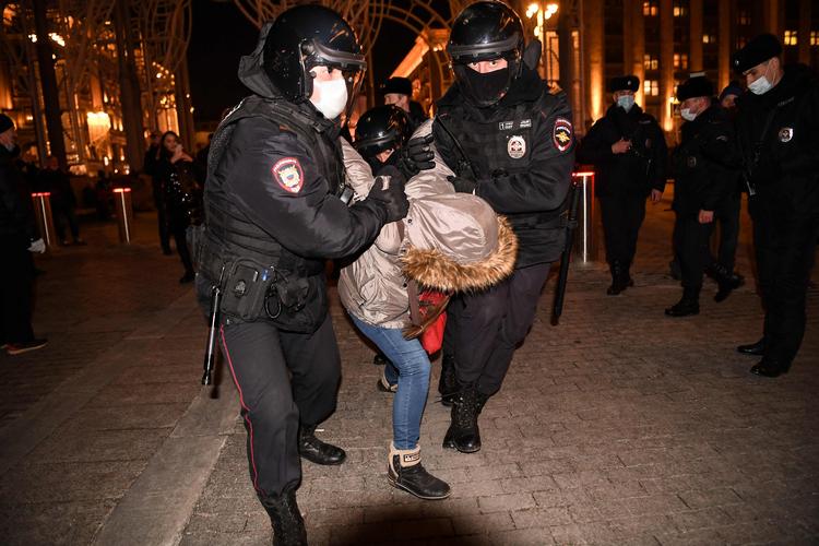 Politi anholder antikrigs-demonstranter den 3. marts i Moskva i Rusland. Foto: -/Ritzau Scanpix