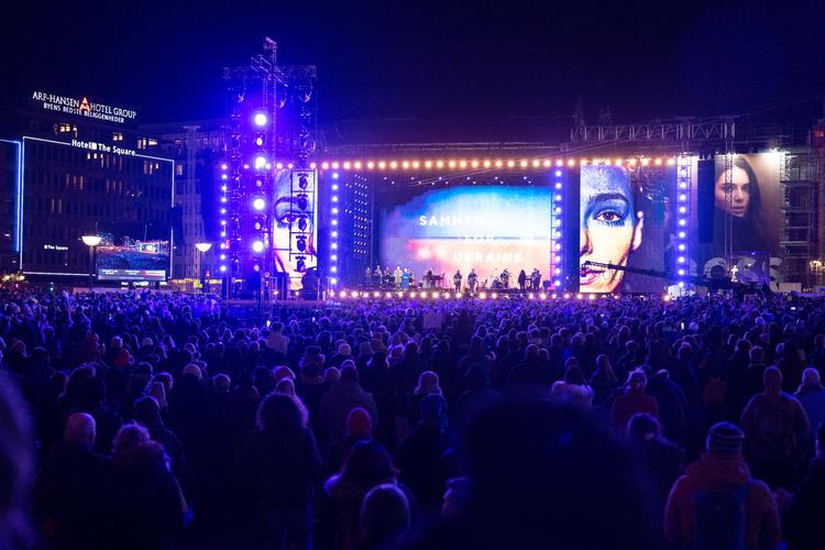 DR og TV 2 var gået 'Sammen for Ukraine', og på Rådhuspladsen kunne man bl.a. høre Anne Linnet, Sanne Salomonsen og TV-2. Bandet, altså.  Foto: Tilde Døssing Tornbjerg