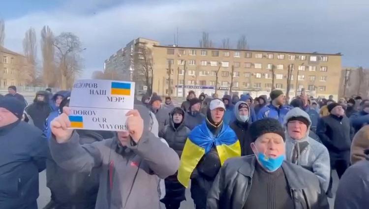 Beboere i Melitopol protesterer mod bortførelsen af borgmesteren. Billedet er taget i går, lørdag.  Foto: Deputy Head For President's Offi/Ritzau Scanpix
