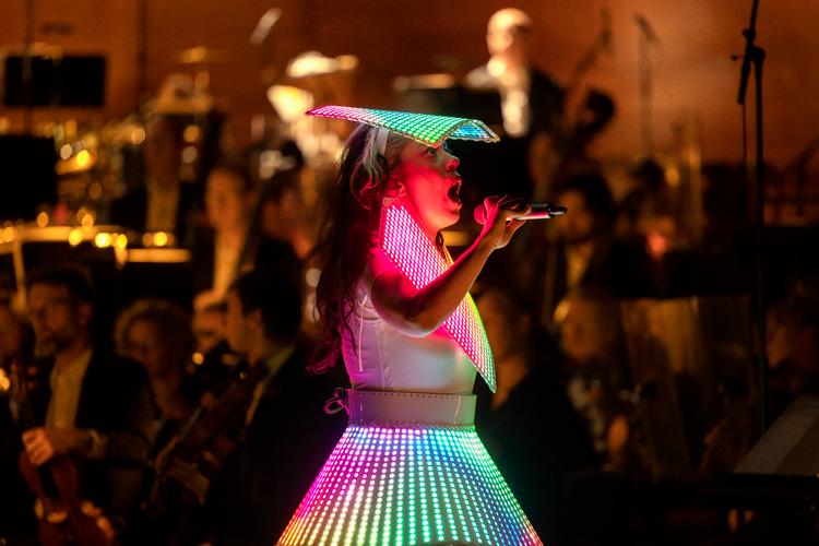 Den brasilianske komponist, instruktør, vokalist og performancekunstner  Marcella Lucatelli (f. 1988) var selv på scenen iført en dragt af LED-lys, og hendes punkattitude bragte smilene frem hos publikum.   Foto: Tilde Døssing Tornbjerg