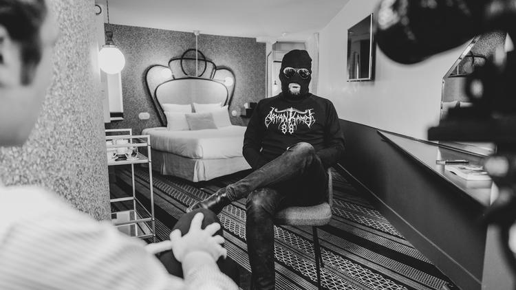 Black metal har også en undergenre, der dyrker nazismen og jødehadet. En af udøverne vil ikke vise sit ansigt, da han møder Jonas Visti.  Foto: Jacob Jorp/DR