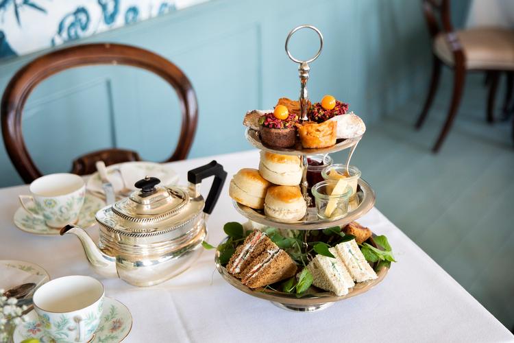 Afternoon tea med finger sandwiches, scones og små kager  i Bernstoffsparken. Foto: Finn Frandsen