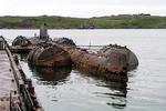 K-159 ved kaj på Kolahalvøen kort før sit forlis i 2003. Den gennemrustne ubåd på over 100 meters længde havde 800 kilo uran ombord, da den gik ned i en storm på vej til at blive hugget op. Foto: Bellona Foundation